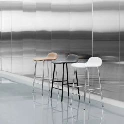 Normann Copenhagen Barhocker Form grau, messing Hot