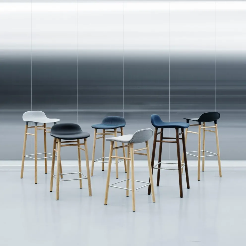 Normann Copenhagen Barhocker Form rot, schwarz