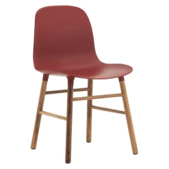 Normann Copenhagen Stuhl Form rot, walnuss