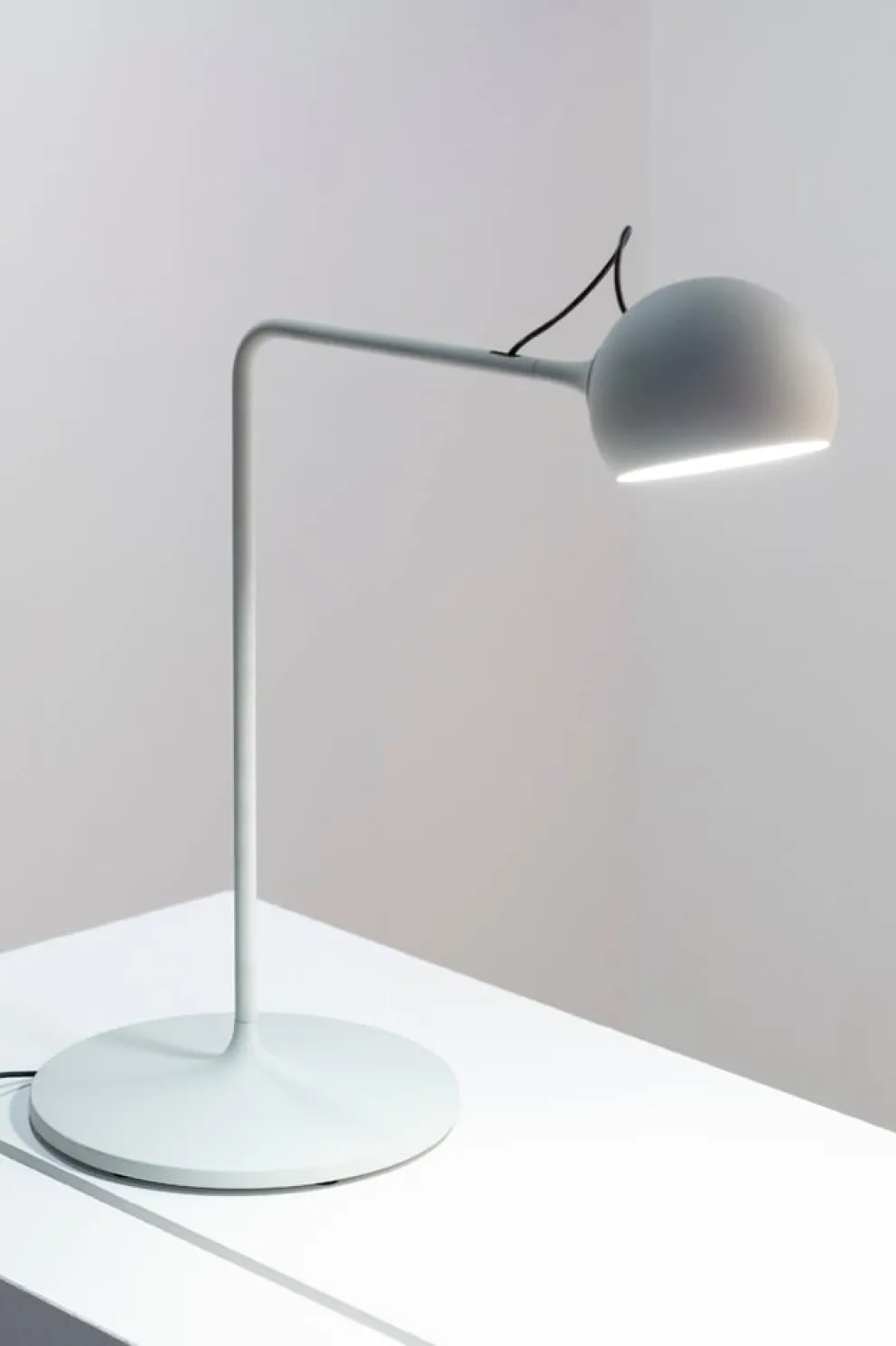 Artemide Tischleuchte Ixa grau, weiss Clearance